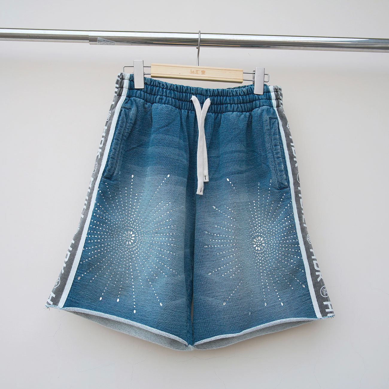 Huilin Shorts aus schwerer Baumwolle mit seitlichem Logo-Aufdruck, individuell gestaltete, sonnengebleichte, gewaschene Herren-Sweatshorts mit übergroßem, rauem Saum und Strasssteinen 